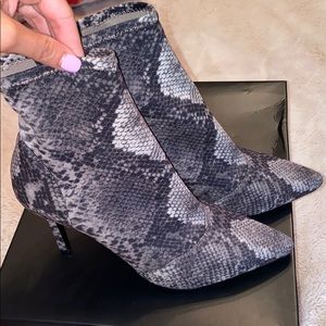 •CHARLES GREY SNAKE PRINT STRETCH•